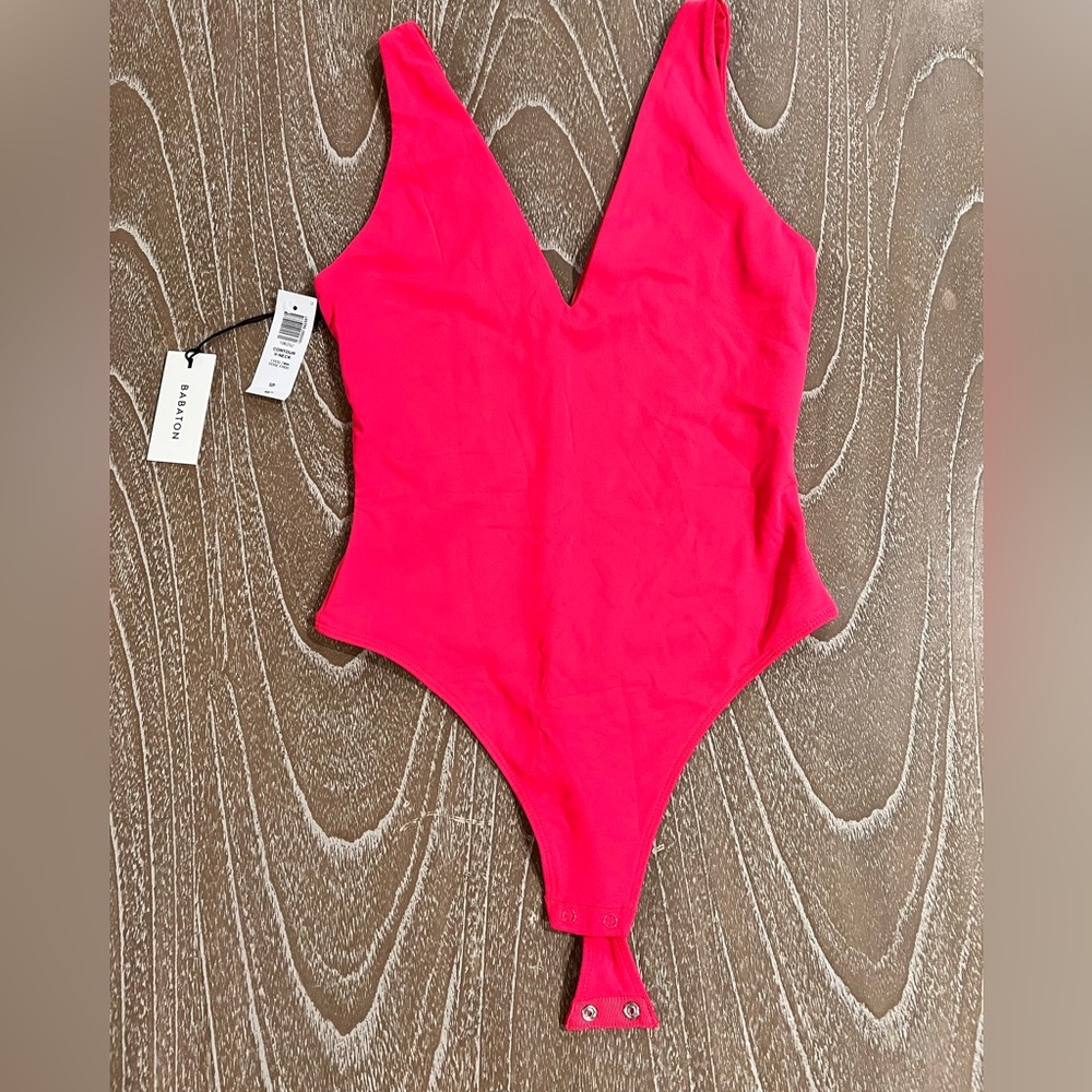 Aritzia Babaton CONTOUR V-NECK bodysuit in EROS PINK size Small NWT